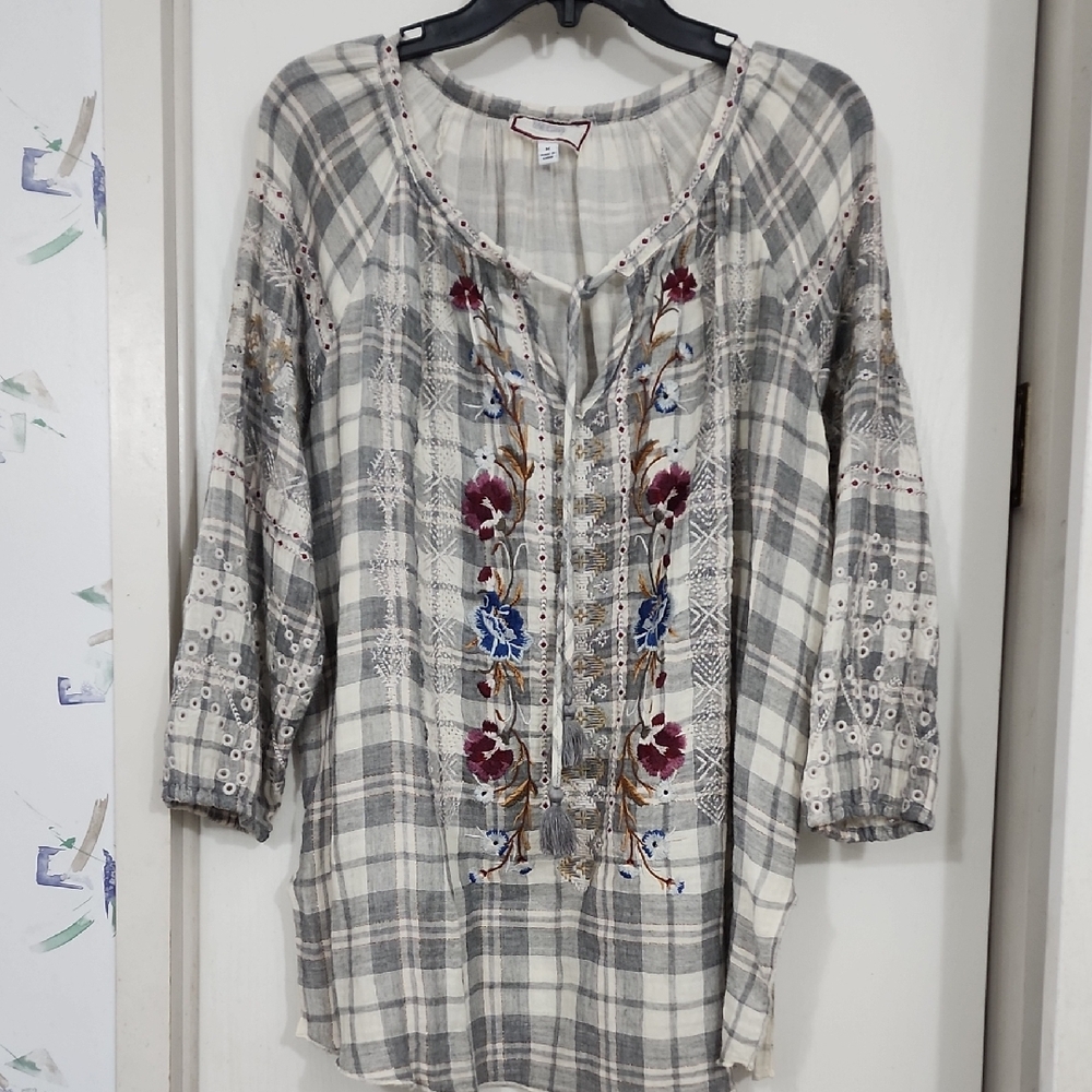 Johnny Was Gray and White Embellished 3/4 Sleeve Blouse